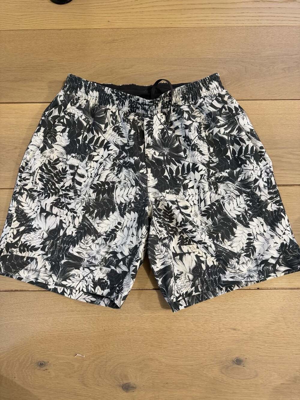 Lululemon Men's Size M Floral Print Athletic Shorts
